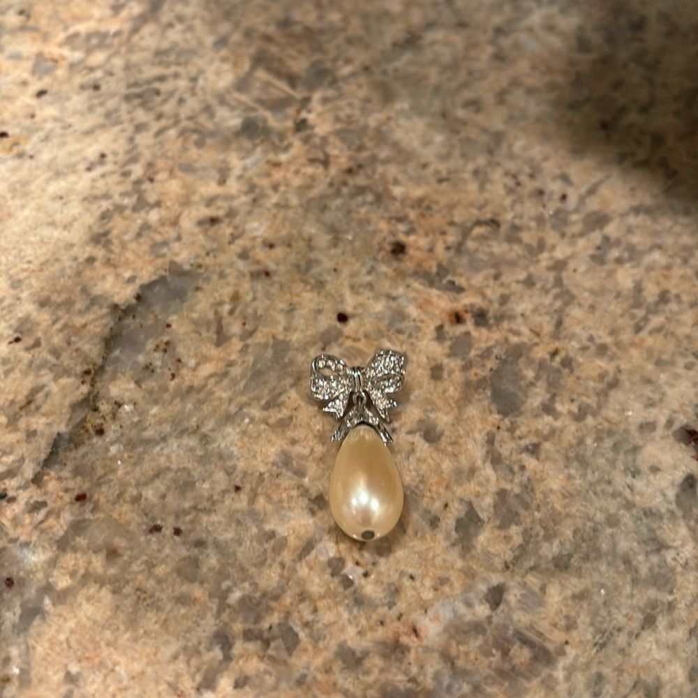 Woman's One earring with faux pearl and diamonds. It's one earring no backing